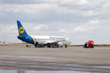 Kharkiv, Ukrayna - 8 Haziran 2012: Bir yolcu uçağı Boeing 737-400 Ukrayna Uluslararası havayolları Harkiv Uluslararası Havalimanı