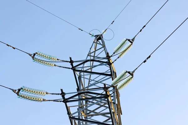 夏の日の青空の背景に電気のパイロン — ストック写真