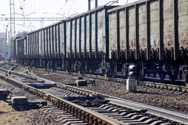 Kharkiv, Ukrayna - 23 Ağustos 2018: Kharkiv, Ukrayna Osnova tren istasyonunda Park yük vagonları