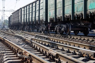 Kharkiv, Ukrayna - 23 Ağustos 2018: Kharkiv, Ukrayna Osnova tren istasyonunda Park yük vagonları