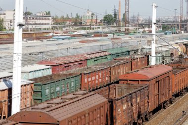 Kharkiv, Ukrayna - 23 Ağustos 2018: Kharkiv, Ukrayna Osnova tren istasyonunda Park yük vagonları