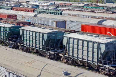 Kharkiv, Ukrayna - 23 Ağustos 2018: Kharkiv, Ukrayna Osnova tren istasyonunda Park yük vagonları
