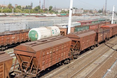 Kharkiv, Ukrayna - 23 Ağustos 2018: Kharkiv, Ukrayna Osnova tren istasyonunda Park yük vagonları