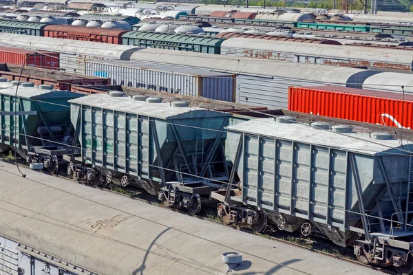 Kharkiv, Ukrayna - 23 Ağustos 2018: Kharkiv, Ukrayna Osnova tren istasyonunda Park yük vagonları