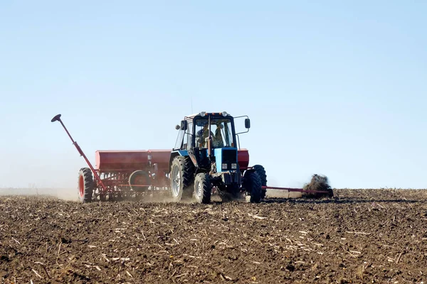 Blue Tractor Red Seeder Works Field Bright Sunny Autumn Day — Stock Photo, Image