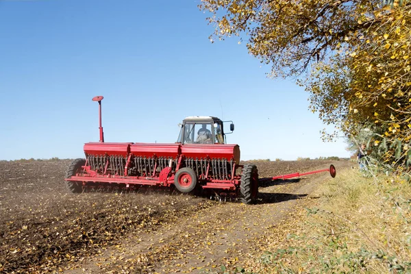 Blue Tractor Red Seeder Works Field Bright Sunny Autumn Day — Stock Photo, Image