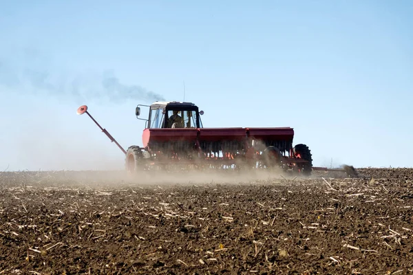 Trattore Blu Con Una Seminatrice Rossa Lavora Sul Campo Una — Foto Stock