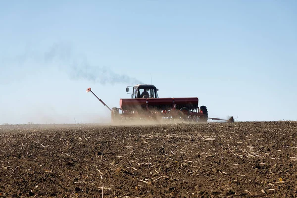 Tracteur Bleu Avec Semoir Rouge Travaille Sur Terrain Par Une — Photo