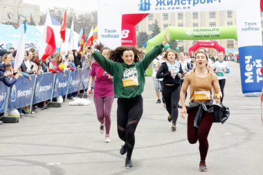 Kharkiv, Ukrayna - 14 Nisan: Kharkiv Uluslararası Maratonu. 14 Nisan 2019 tarihinde Kharkiv, Ukrayna'da şehir sokaklarında koşucular