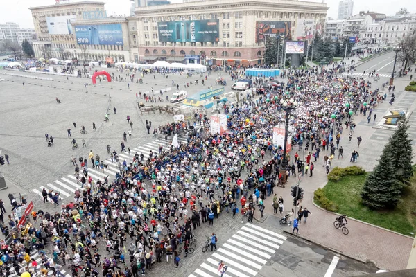 乌克兰哈尔科夫 4月14日 哈尔科夫国际马拉松赛 2019年4月14日 乌克兰哈尔科夫市街头的跑步者 — 图库照片