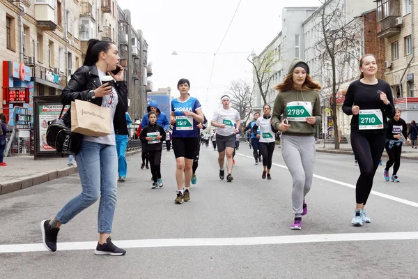 Charków Ukraina Kwietnia Charków Międzynarodowy Maraton Biegacze Ulicach Miasta Kwietnia — Zdjęcie stockowe