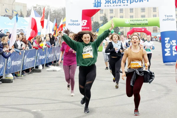 Kharkiv Ucrania Abril Maratón Internacional Kharkiv Corredores Las Calles Ciudad —  Fotos de Stock