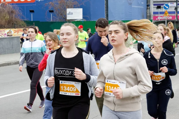 Charków Ukraina Kwietnia Charków Międzynarodowy Maraton Biegacze Ulicach Miasta Kwietnia — Zdjęcie stockowe