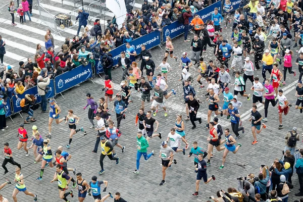 乌克兰哈尔科夫 4月14日 哈尔科夫国际马拉松赛 2019年4月14日 乌克兰哈尔科夫市街头的跑步者 — 图库照片