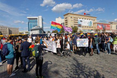 Kharkiv, Ukrayna - 15 Eylül 2019: Harkiv Pride. Eşcinsellerin, lezbiyenlerin, biseksüellerin, travestilerin hakları için eşitlik yürüyüşü.