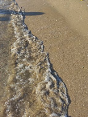 Kumsalda deniz dalgası