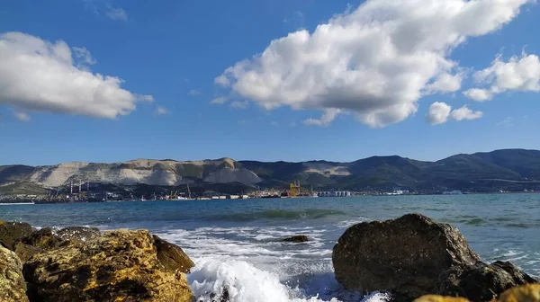 Dia Ensolarado Praia Com Pedras — Fotografia de Stock