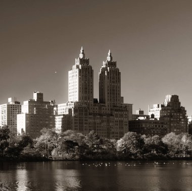 Central Park 'ta, New York' ta Manhattan 'da göl kenarındaki apartmanlı gökdelenler.