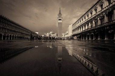 Venedik, İtalya 'daki Piazza San Marco' da çan kulesi ve tarihi binaların yansıması.