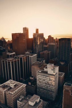 Gün batımında kentsel mimari ile Vancouver çatı görünümü.