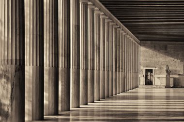 Yunanistan 'ın Atina kentindeki Attalos Sergi Salonunda Sütunlar