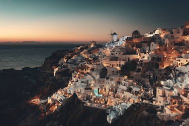 Santorini manzarası binaları Yunanistan ile güneş battıktan sonra geceleri.