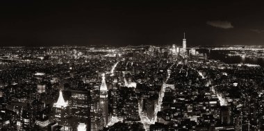 New York'un şehir siluetinin panoramik gece görünümü.