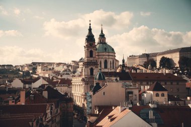 Prag çatı görünümü ile kilise ve Çek Cumhuriyeti'nde kubbe.