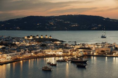 Mykonos Körfezi gün batımında yukarıdan izlendi. Yunanistan.