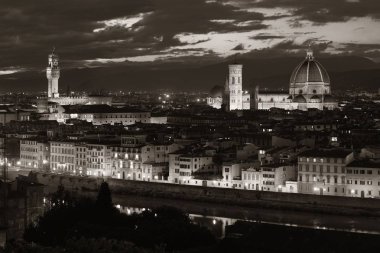 Floransa Katedrali, gece Piazzale Michelangelo 'dan gökyüzü manzaralı.