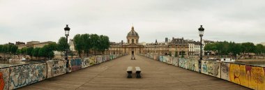 Paris 'teki Seine Nehri üzerindeki Pont des Arts.
