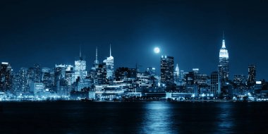 Manhattan 'ın göbeğinde ay yükselişi Gece şehrin ufkuyla
