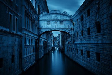 Köprü Sighs gece ünlü dönüm noktası Venedik, İtalya.