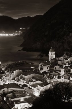 Gece Vernazza 'da Cinque Terre, İtalya' da kayalıklarda binalar vardı..