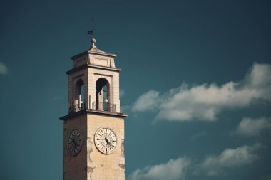 İtalya 'da çan kulesi olan Pisa şehri.