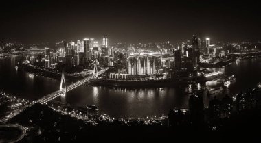 Chongqing kentsel mimarisi ve şehir merkezi geceleri Çin 'de yükselişte.