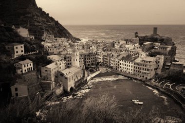 Vernazza Körfezi 'nde Cinque Terre, İtalya' da kayalıklar üzerinde binalar var..