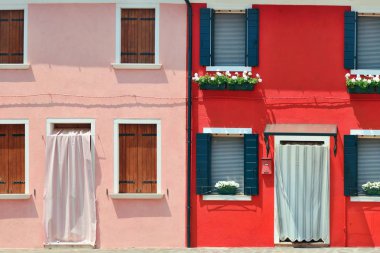 Burano rengarenk tarihi binalar. Venedik, İtalya.