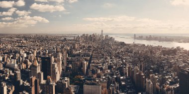 New York'un şehir siluetinin panoramik görünüm.
