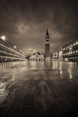 Venedik, İtalya 'daki Piazza San Marco' da geceleri çan kulesi ve tarihi binalar..