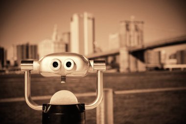 Dürbünü at waterfront brooklyn Köprüsü ve gökdelenler.