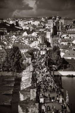 Çek Cumhuriyeti 'nde Prag ufuk çizgisi ve nehir üzerinden köprü.