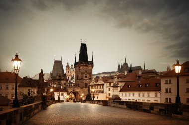 Prag, Çek Cumhuriyeti, gece Charles Köprüsü.