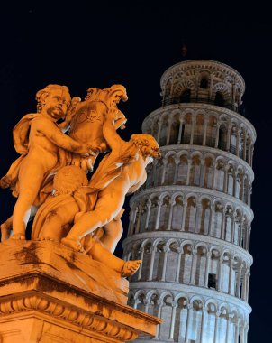 Leaning tower ve Çeşme heykel gece Pisa, İtalya.