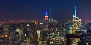 New York'ta gece çatı ile kentsel mimari görüntülemek.