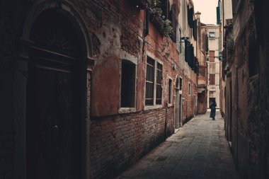 İtalya, Venedik 'teki tarihi binaların olduğu sokak manzarası.