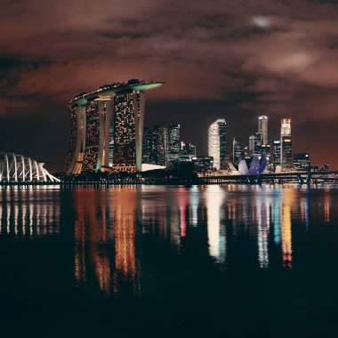 Singapur gökdelenleri şehir binalarıyla dolu.
