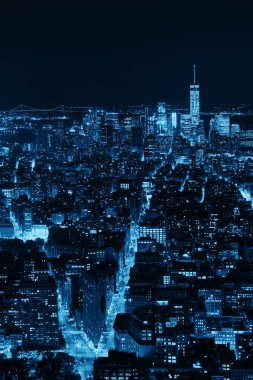Geceleri New York City şehir merkezi gökyüzü manzarası.
