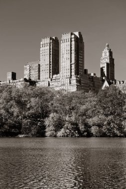 Central Park sonbahar ve midtown manzarası göl Manhattan, New York City'deki üzerinde.