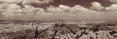 Eyfel Kulesi ve şehir manzarası ile Paris çatı görünümü.